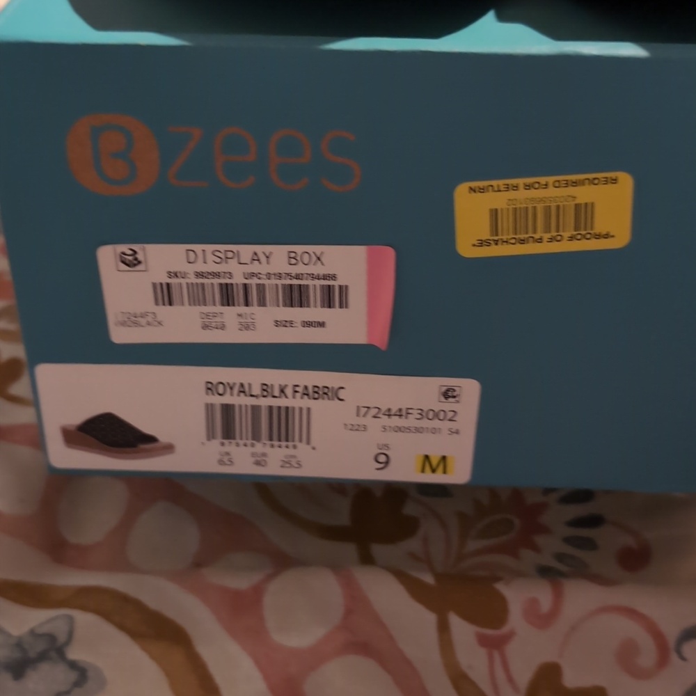 Bzees Black Sandals, 9M - Picture 2 of 13